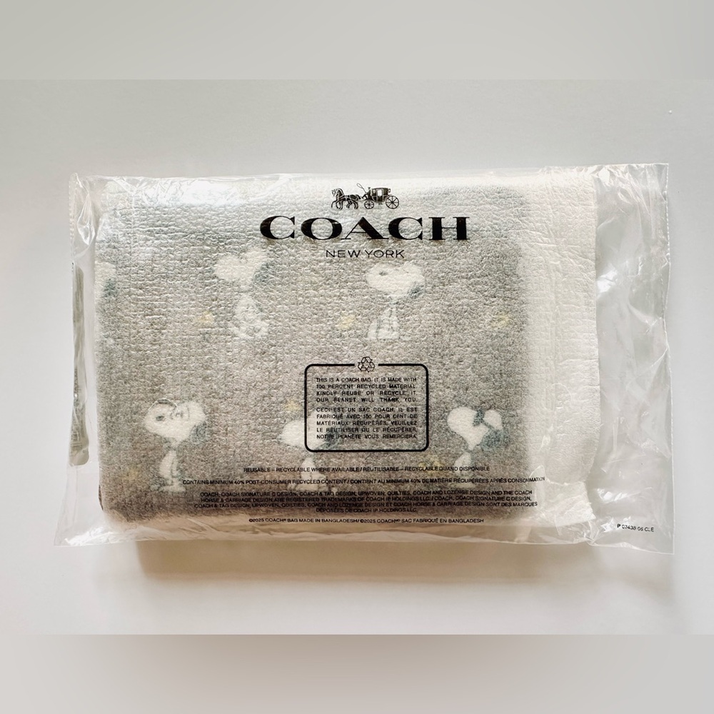 BNWT COACH X PEANUTS CORNER ZIP WRISTLET SIGNATURE CANVAS - SNOOPY & WOODSTOCK - Picture 4 of 4
